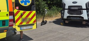 Під Харковом дві дівчинки на електросамокаті потрапили під вантажівку