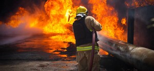 РФ завдала ракетного удару по Одесі: місто оповило димом