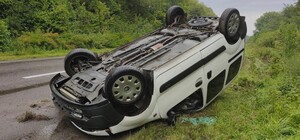 На трасі Стрий-Дрогобич водій перекинув автомобіль з жінкою і трьома дітьми