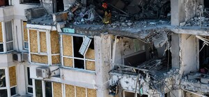 В Одесі рятувальники та верхолази ДСНС прибрали аварійні конструкції з пошкодженої 24-поверхівки