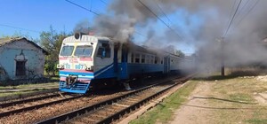 Є загиблі та поранені: окупанти вдарили по приміському потягу на Харківщині