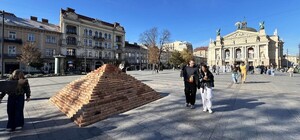 На площі перед Оперним театром з’явилася інсталяція «Говерла»: що символізує 
