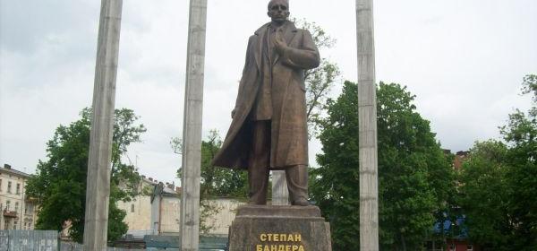 Довідник - 1 - Пам'ятник Степанові Бандері