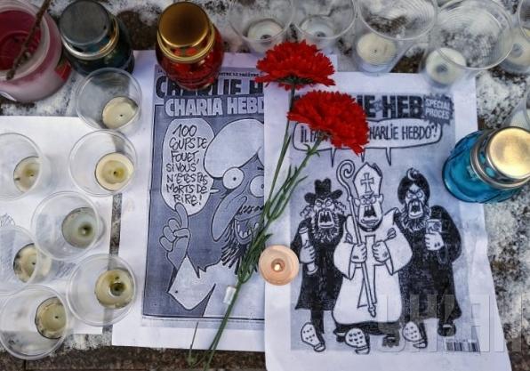 Новина - Суспільство - Куди у Львові можна принести свічки і квіти в пам'ять про загиблих під час теракту у Франції 7 січня