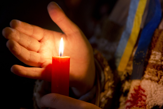 Новина - Події - У Львові запалили свічки в пам'ять про загиблих під Волновахою [ФОТО]