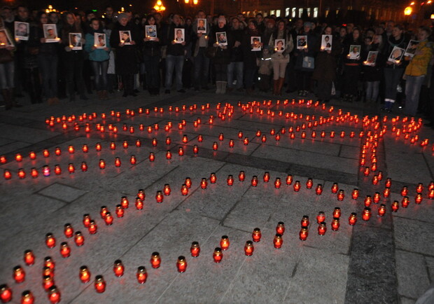 Новина - Події - Львів'яни запалили свічки в пам’ять про Героїв Небесної Сотні [ФОТО]