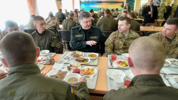 Новина - Події - Порошенко на Львівщині пообідав з американськими солдатами (фото)