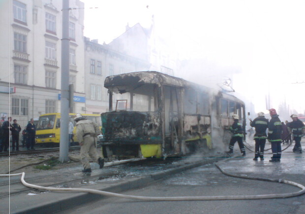 25 жовтня 2008 року у Львові трамвай на Привокзальній вигорів дотла. Фото ТСН