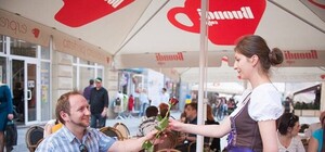 Завтра львів'яни даруватимуть квіти улюбленим офіціантам