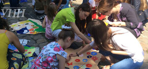 Маленькі львів'яни склали у центрі міста карту України з пазлів (фото)