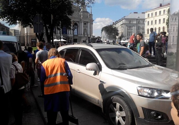 Новина - Транспорт та інфраструктура - Чоловік на Chevrolet у центрі Львова збив підлітка