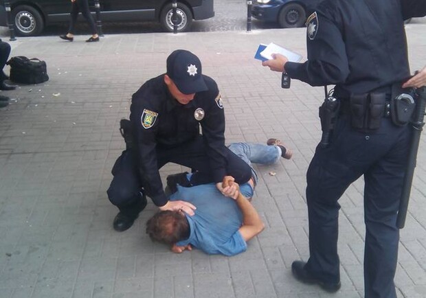 Новина - Події - У центрі Львова нова поліція скрутила чоловіків, які ображали перехожих (Фото)