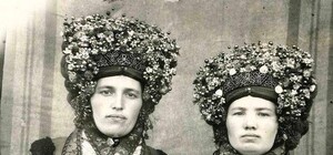 Коралі, вишивка, розкішні вінки: як одягались українки 100 років тому