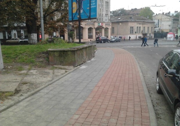Новина - Транспорт та інфраструктура - Біля "Львівської політехніки" відремонтували тротуар та збудували велодоріжку (фото)