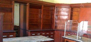 Антикварні меблі з старовинної львівської аптеки розпродають на OLX