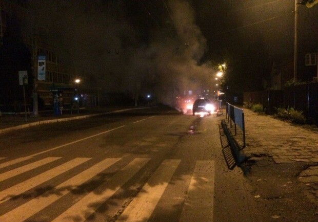 Новина - Події - У Львові спалахнув автомобіль таксі (фото)