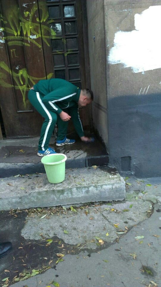 Новина - Події - У Львові поліція змусила прибирати за собою чоловіка, який справив нужду у під’їзді