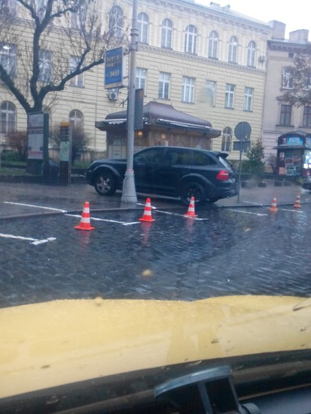 Новина - Події - В центрі Львова шукали бомбу в чорному "Порше"