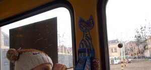 Львівські дітлахи креативно розмалювали компостери в трамваях (фото)