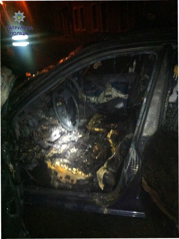 Новина - Події - На одній з вулиць Львова вночі згоріли три авто (фото)