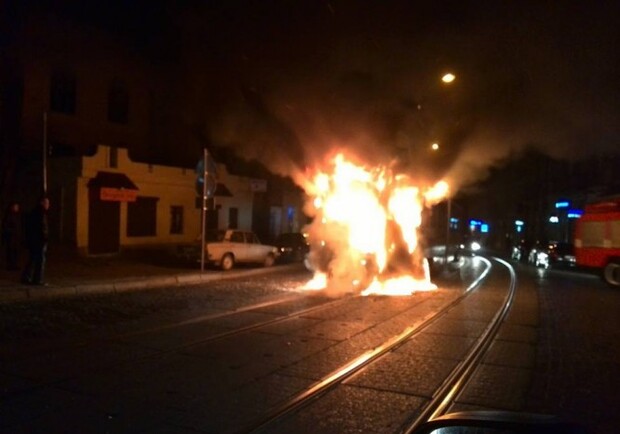 Новина - Події - У Львові спалахнули відразу два трамваї (фото, відео)