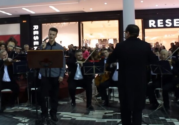 Новина - Дозвілля та їжа - У львівському ТРЦ оркестр виконував пісні Скрябіна (відео)