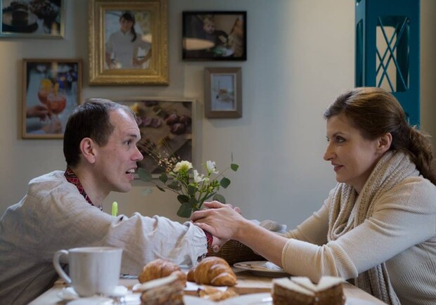 Новина - Події - Марина Порошенко та львівський переселенець із ДЦП Роман Кисляк зустрілися на каві