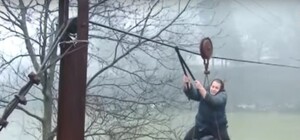 Мешканці села на Західній Україні щодня літають над рікою (фото)