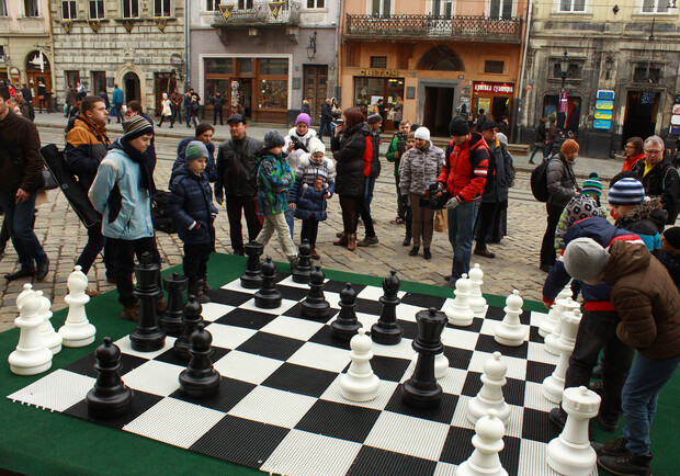 Новина - Спорт - На площі Ринок встановили гігантську шахову дошку: зіграти може кожен (відео)
