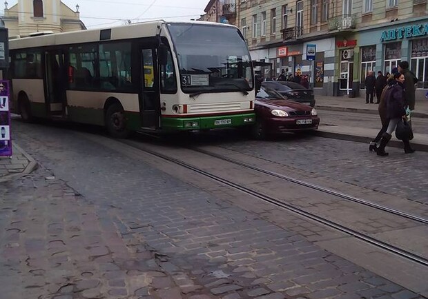 Новина - Події - У центрі Львова ДТП за участі трамваю: рух паралізовано