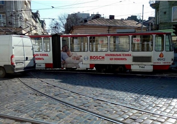 Новина - Події - У Львові трамвай зійшов з рейок та спровокував затор (фото)