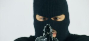 У Львові двоє чоловіків з пістолетами пограбували підлітка