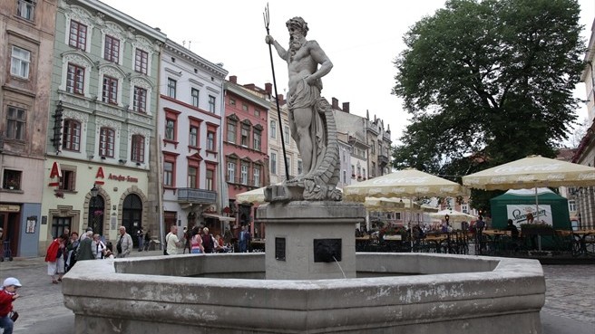 Новина - Дозвілля та їжа - На площі Ринок відновили роботу античних фонтанів (ФОТО)