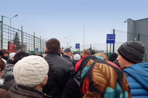 Новина - Події - Інтернет вразила давка на польському кордоні у Львівській області (відео)