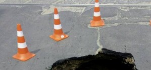 У Львові на одній з вулиць провалився асфальт