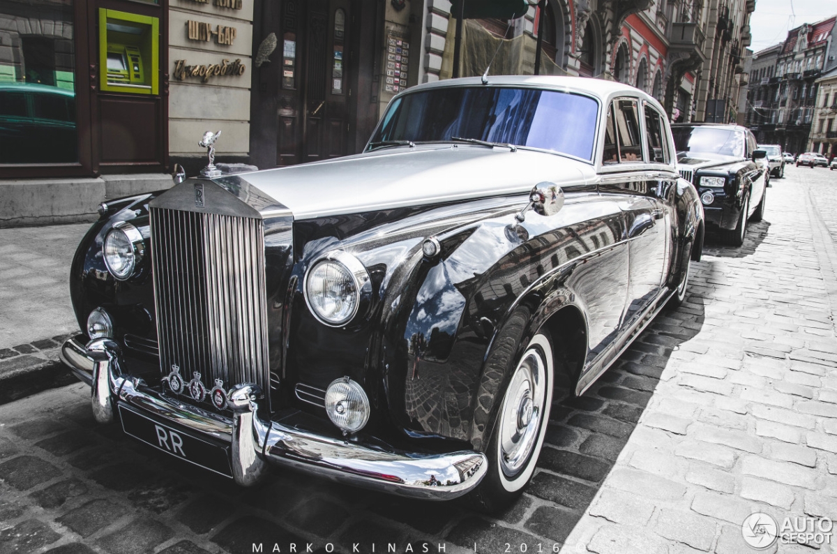 Новина - Дозвілля та їжа - Вулиці Львова підкорив унікальний Rolls-Royce (фото)
