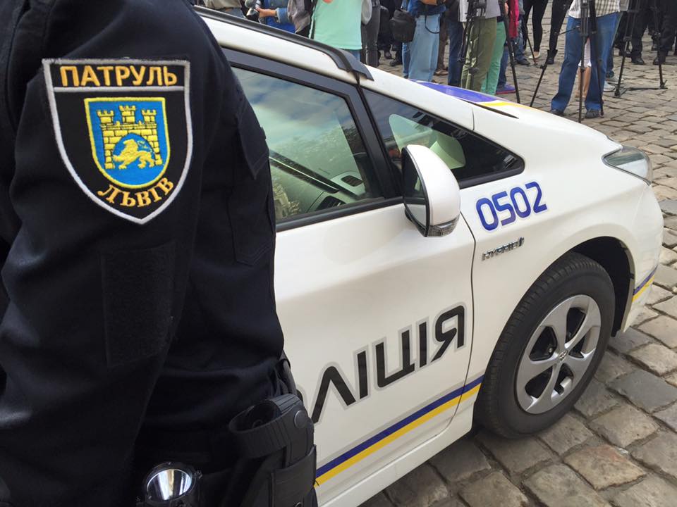 Новина - Події - У Львові четверо молодиків побили патрульних та пошкодили поліцейський автомобіль
