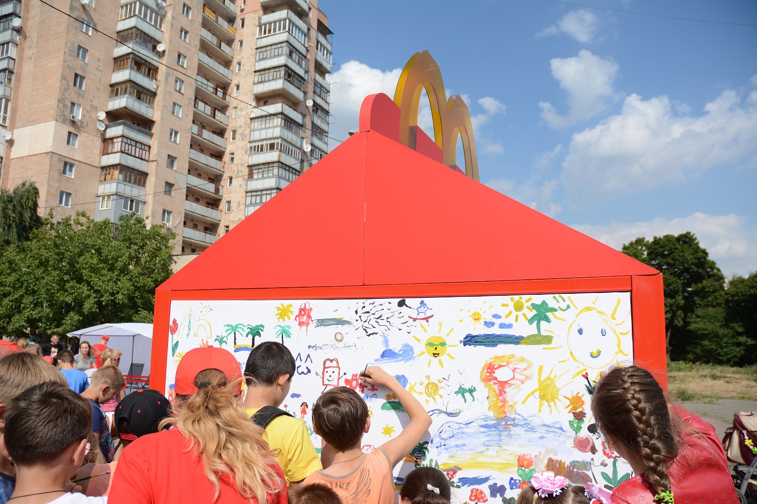 Новина - Дозвілля та їжа - Приходь з дітьми: у Львові відбудеться Свято радості з гігантськими коробками від МакДональдз