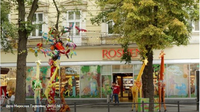 Новина - Події - Магазин "Рошен" зняв прикраси з дерев на площі Галицькій