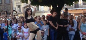 В центрі Львова на День Незалежності танцювали напівголі жінки (фото)