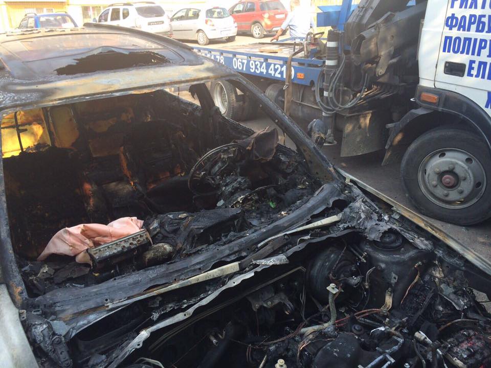 Новина - Події - У Львові спалили автомобіль колишньому міліціонеру (фото, відео)
