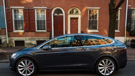 Новина - Події - До Львова привезли "найбезпечнішу сімейну машину" - електромобіль Tesla Model X