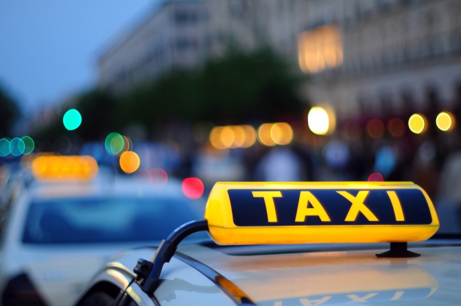 Новина - Події - "Немає вільних машин": чи реально викликати таксі у Львові під час сильного дощу
