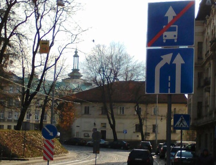 Новина - Події - Увага, водії: у центрі Львова встановили нові знаки