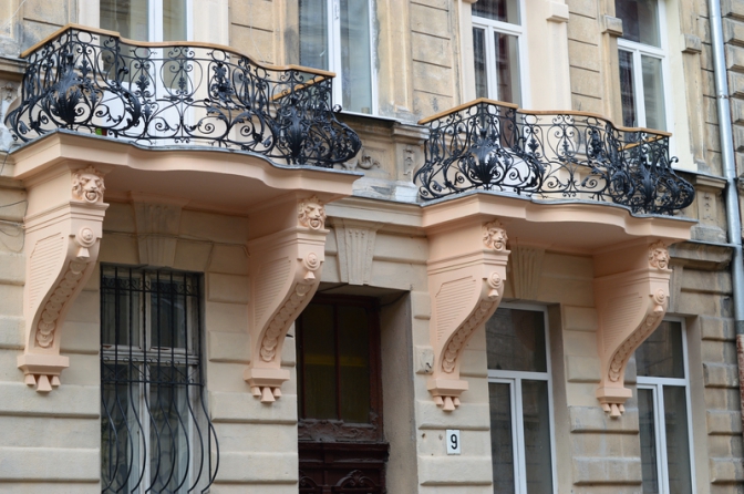 Новина - Події - Фотофакт: у Львові реставрують старовинні балкони