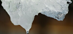 Бережись: у Львові через падаючі брили льоду закрили парковку