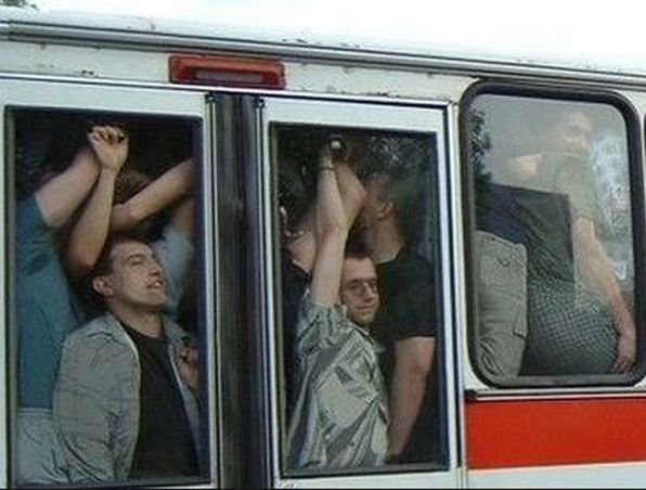 Новина - Події - Це Львів, крихітко: у Львові в годину-пік 17-річна дівчина випала з автобусу на дорогу