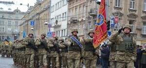 Відеофакт: військовий марш у центрі Львова зняли з висоти пташиного польоту