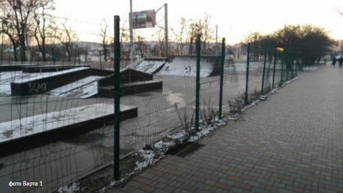 Новина - Події - Поламали лавки та вирвали смітники: у Львові знищили скейт-парк