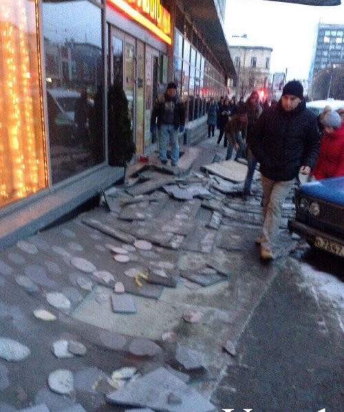 Новина - Події - Зірвало дах: у центрі Львова обвалилась частина фасаду готелю